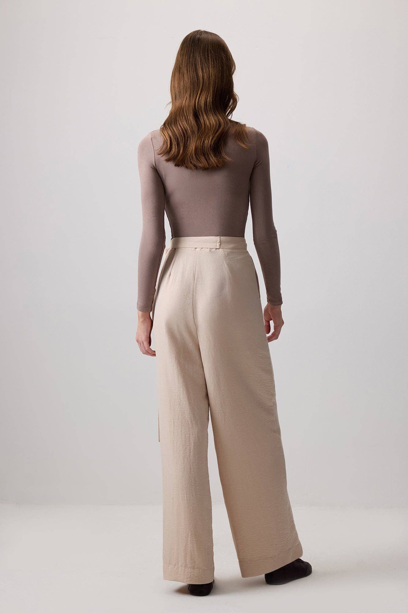 Pantaloni beige a gamba larga con cintura avvolgente