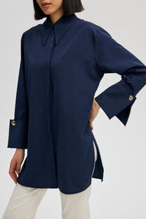 Camicia in popeline blu navy con polsini ampi e bottoni oro