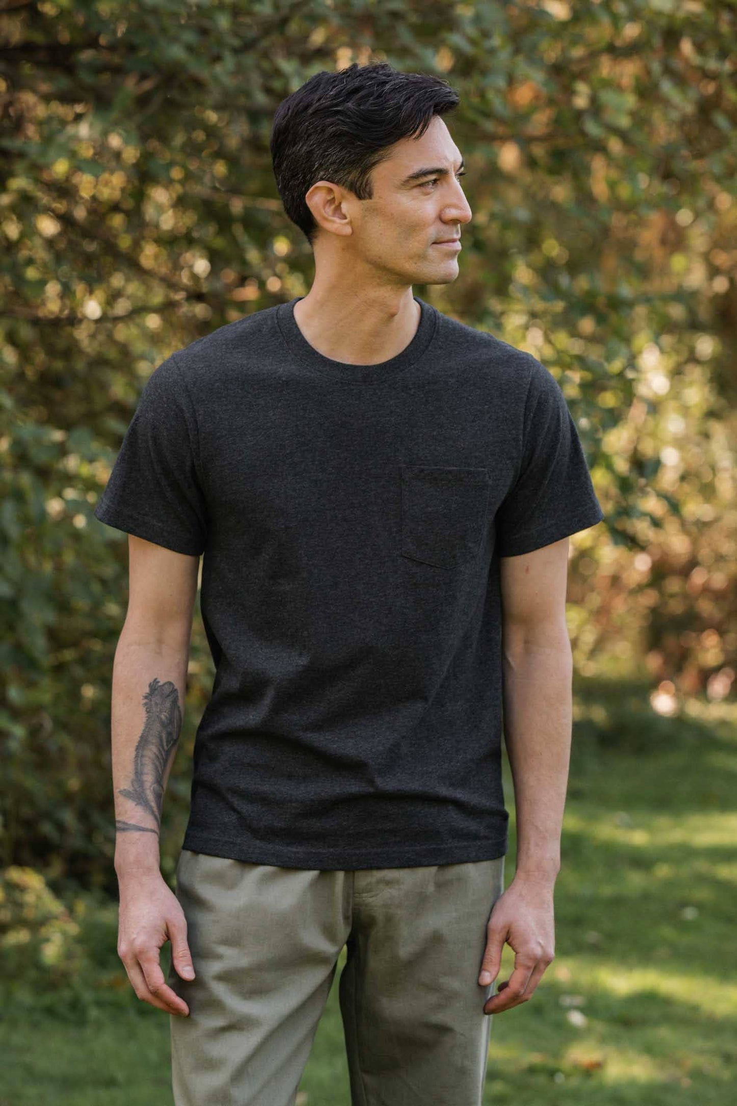 T-shirt con taschino in cotone riciclato
