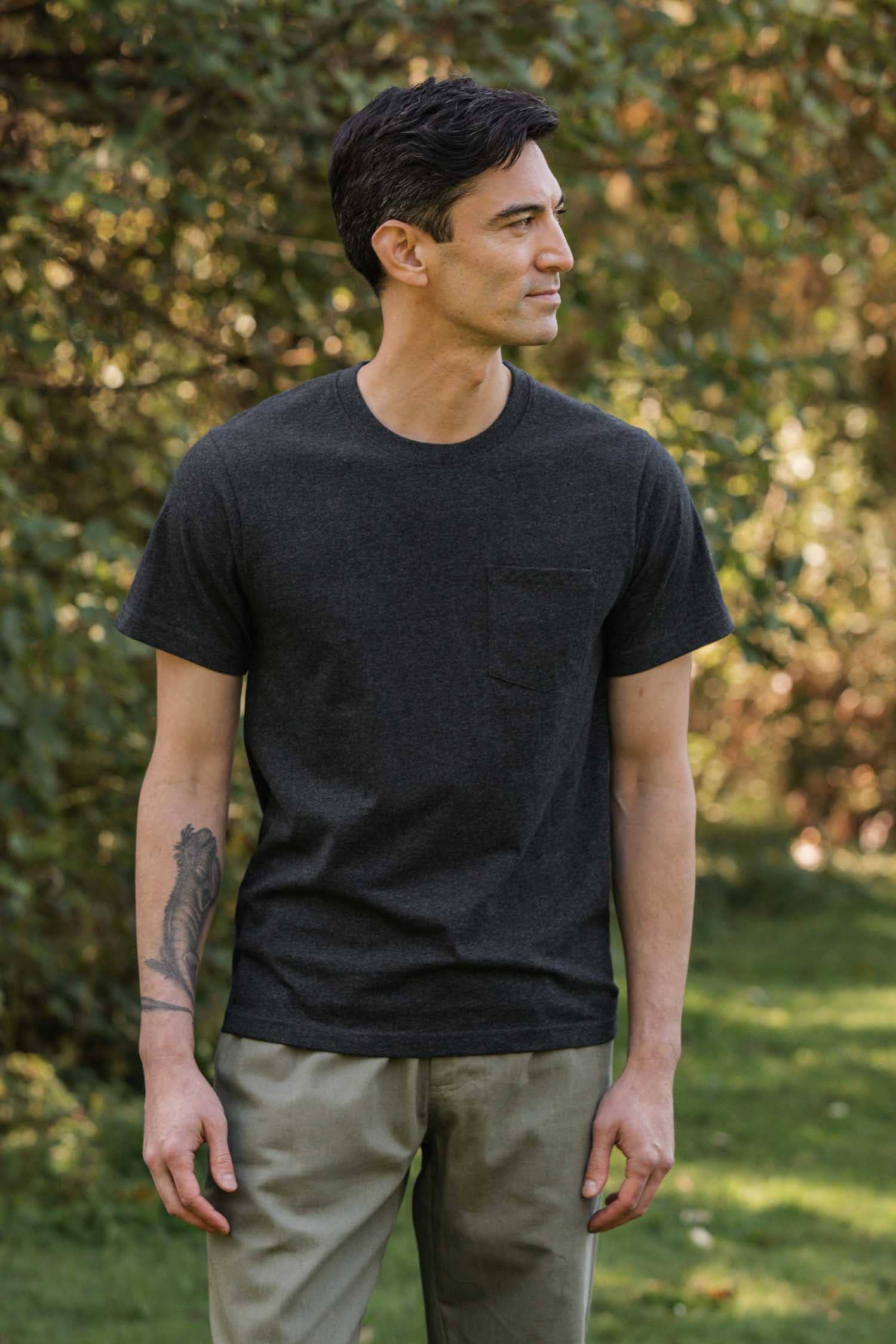 T-shirt con taschino in cotone riciclato