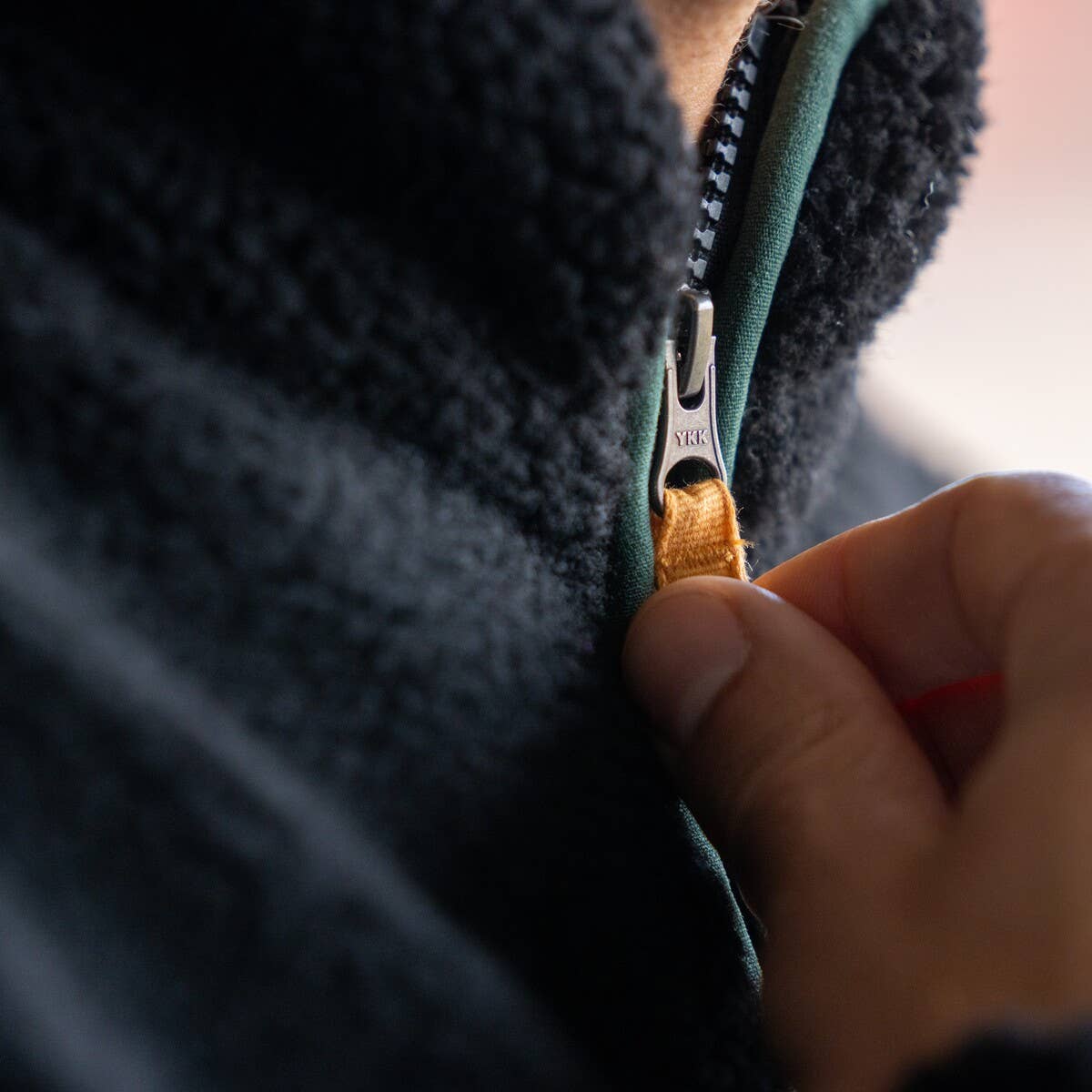 Felpa sherpa in poliestere riciclato con collo alto e mezza zip nera