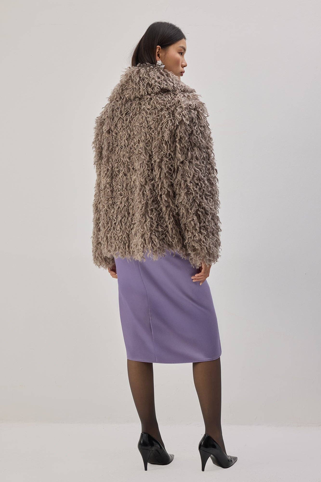 Cappotto in pelliccia sintetica riccia color visone