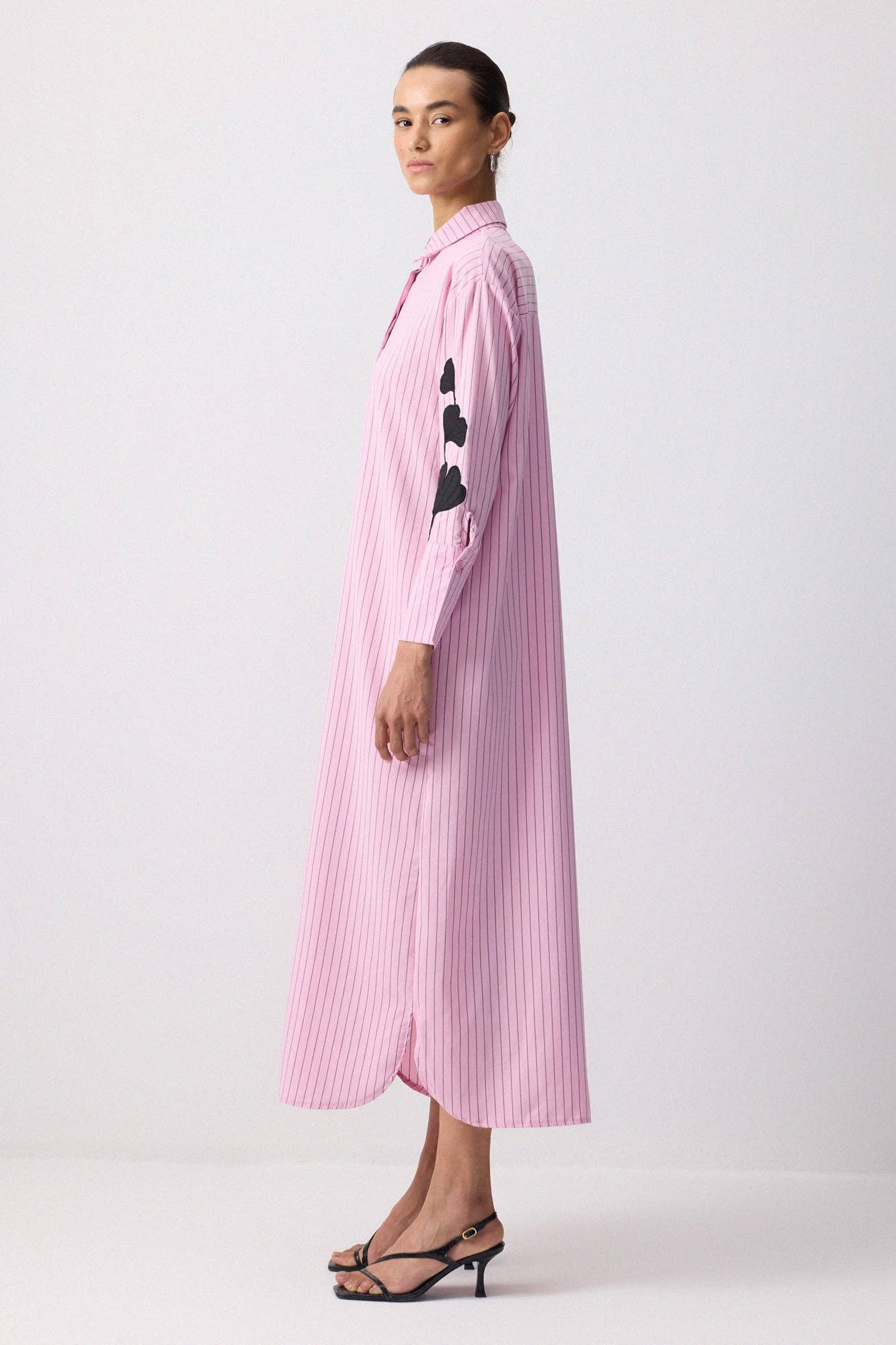 Abito camicia maxi a righe rosa con ricamo floreale