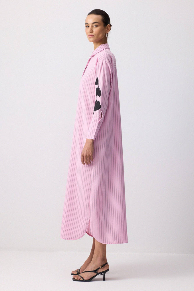 Abito camicia maxi a righe rosa con ricamo floreale