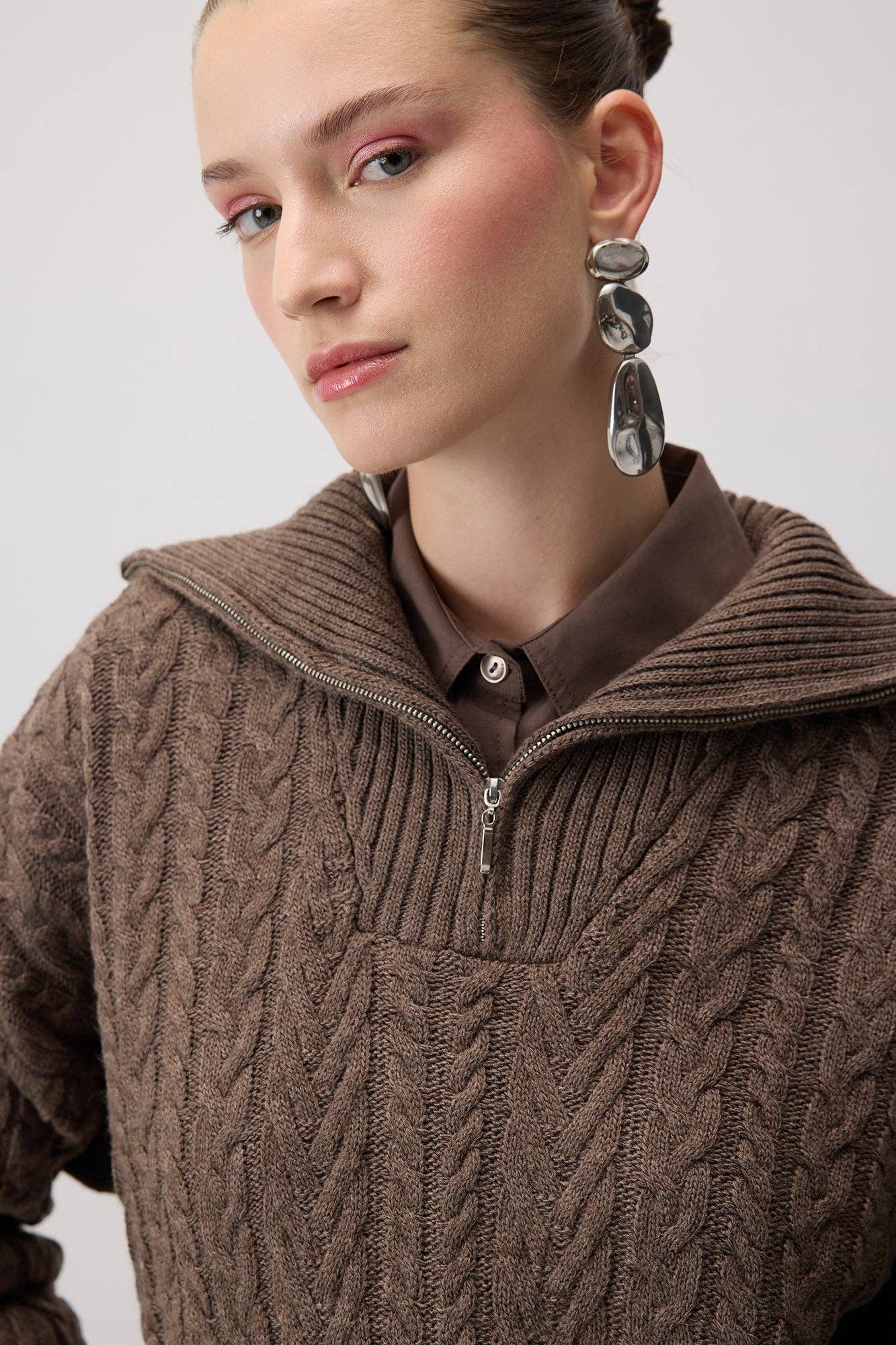 Maglione in maglia a trecce con zip e colletto ampio