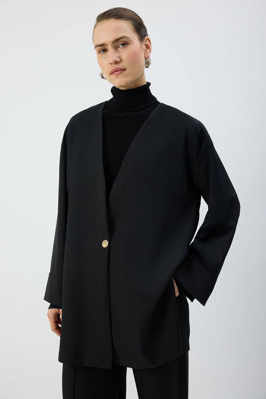 Giacca nera oversize con scollo a V e bottone