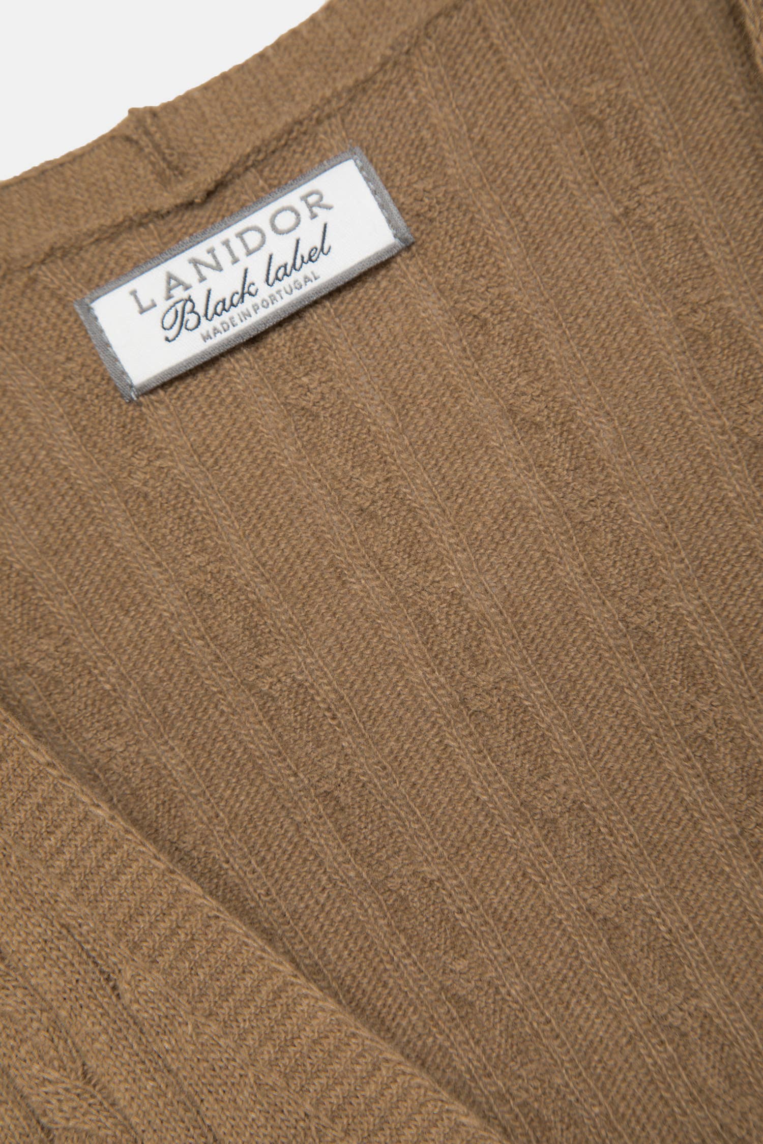 Gilet in maglia strutturata a trecce con scollo a V