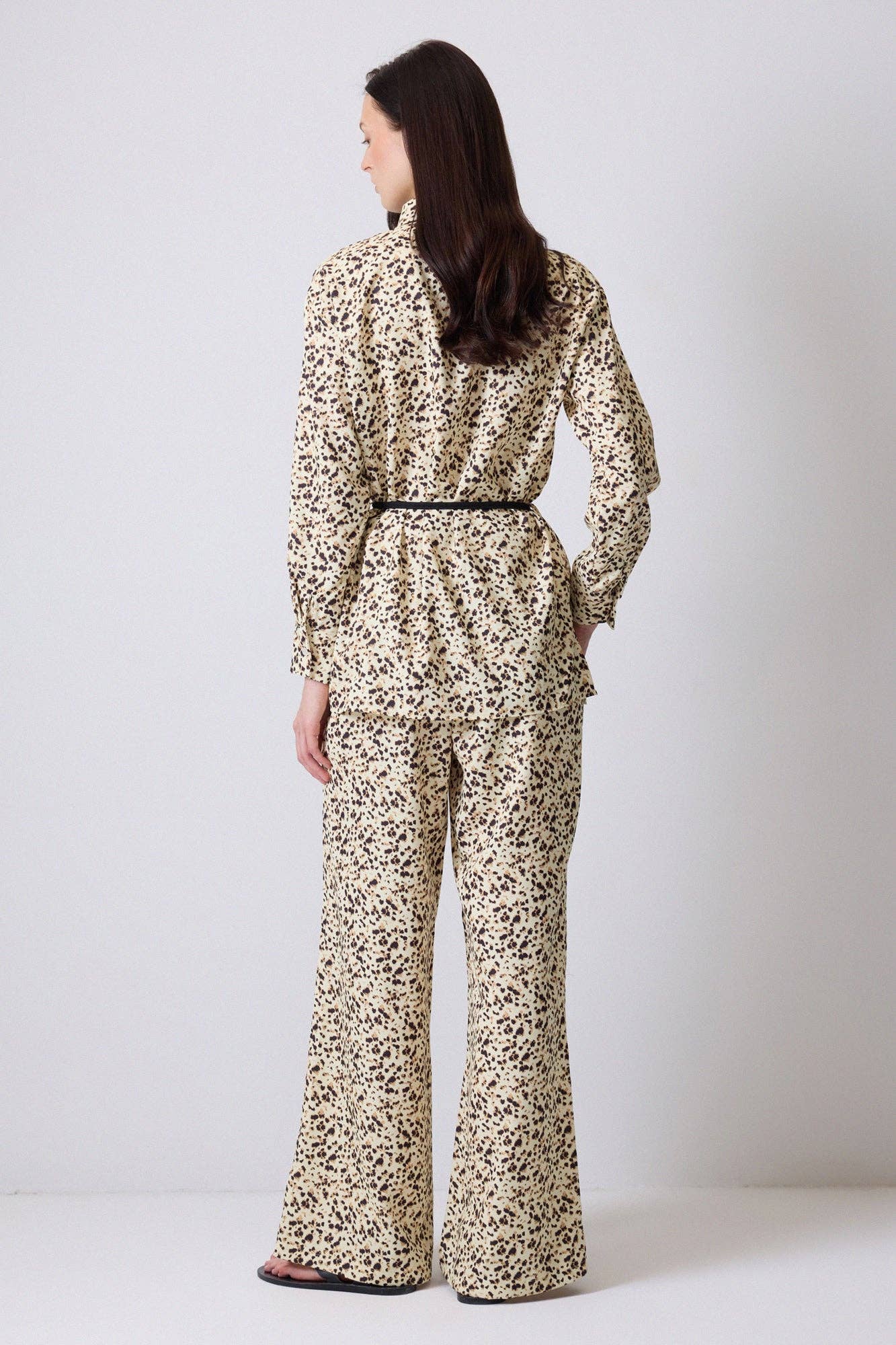 Completo coordinato animalier con camicia e pantaloni a vita alta