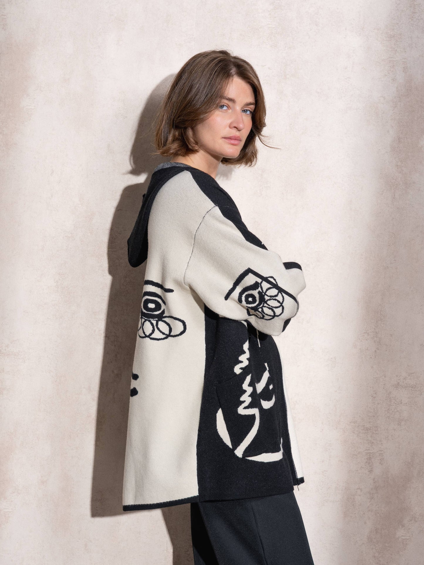 Cappotto cardigan in maglia con cappuccio e zip bicolor con stampa grafica