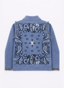 Gilet Nisani color cielo con frange e stampa bandana