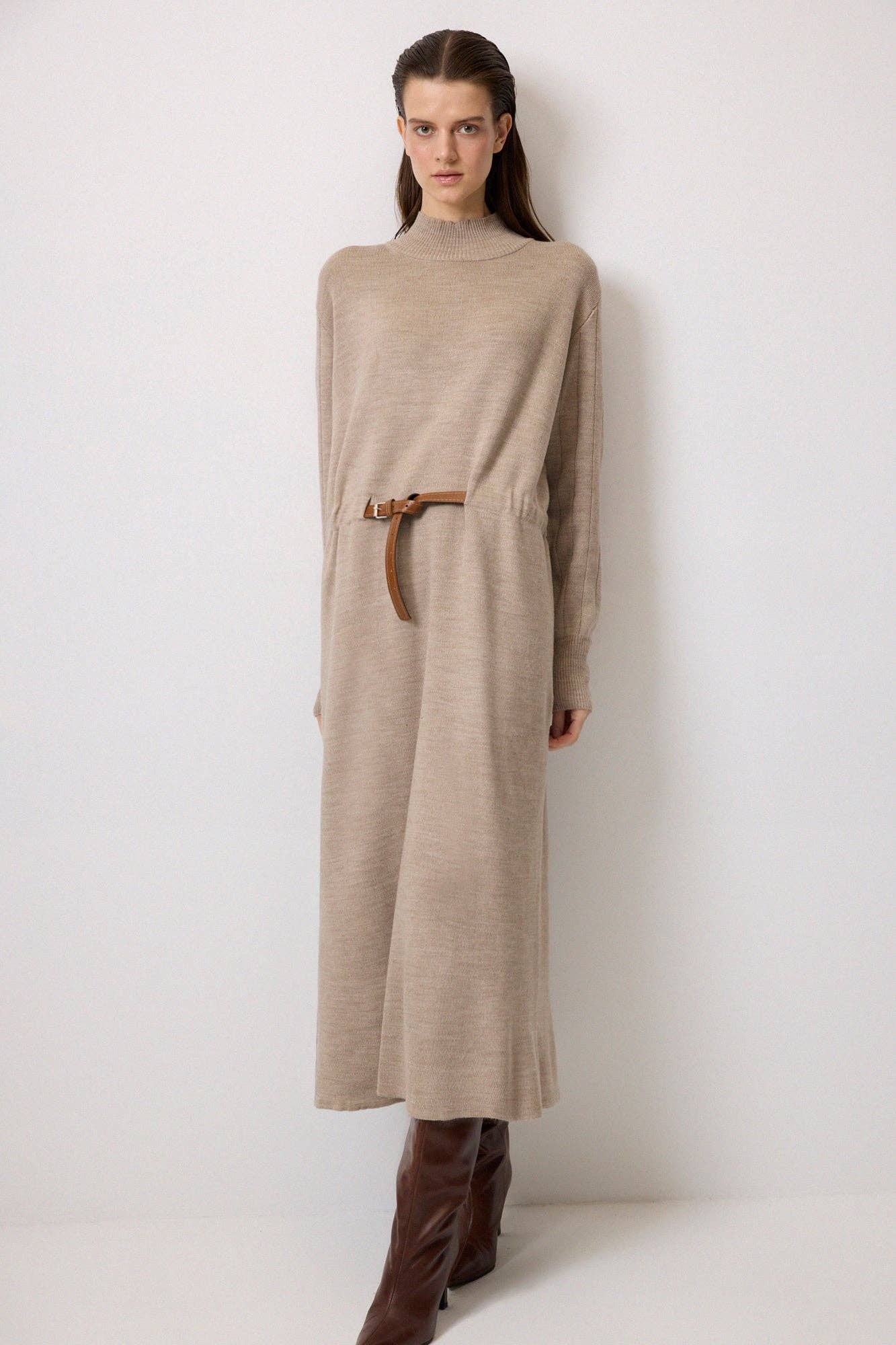 Abito midi in maglia con dolcevita e cintura