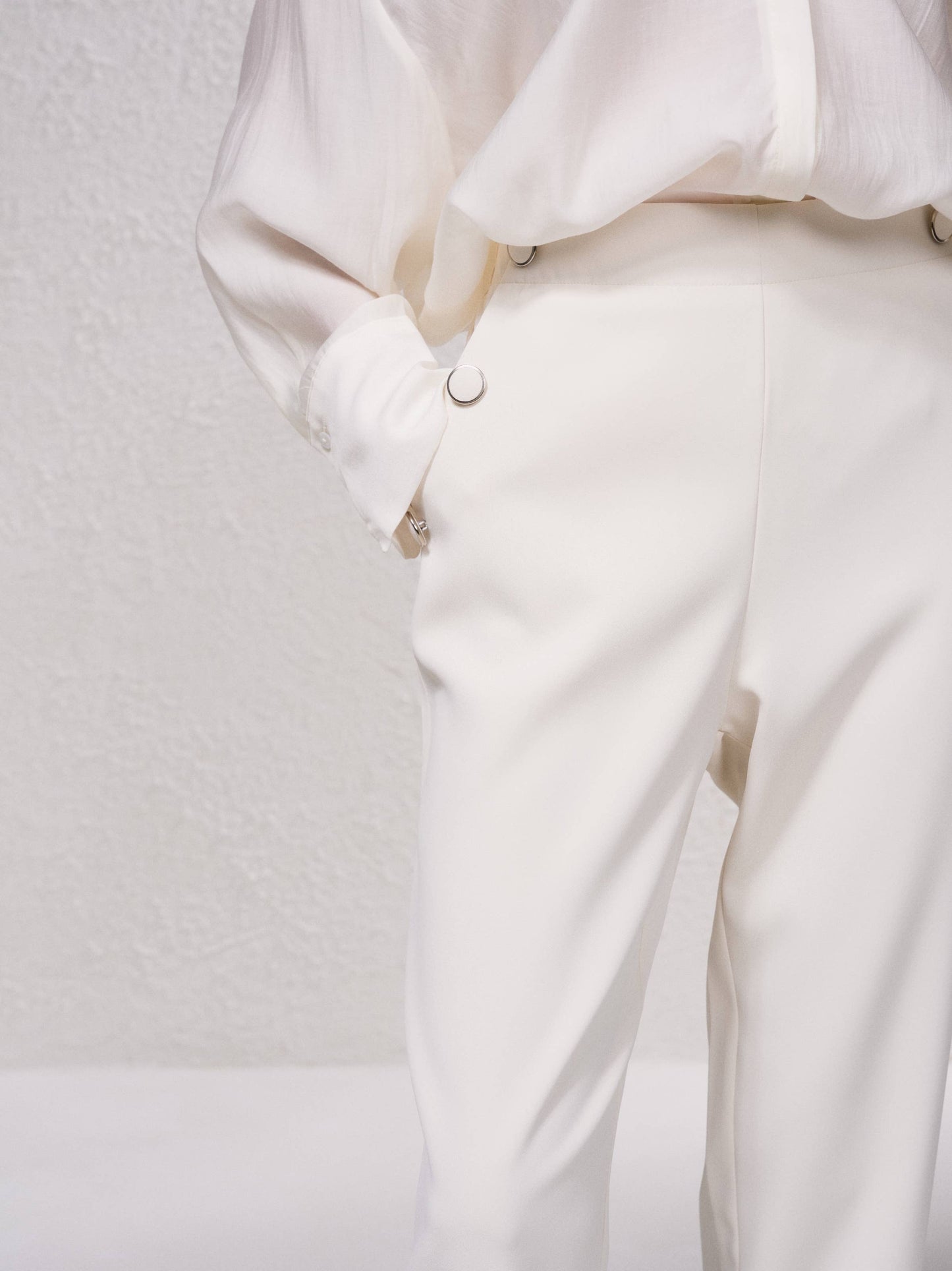 Pantaloni dritti con bottoni decorativi e vita elasticizzata