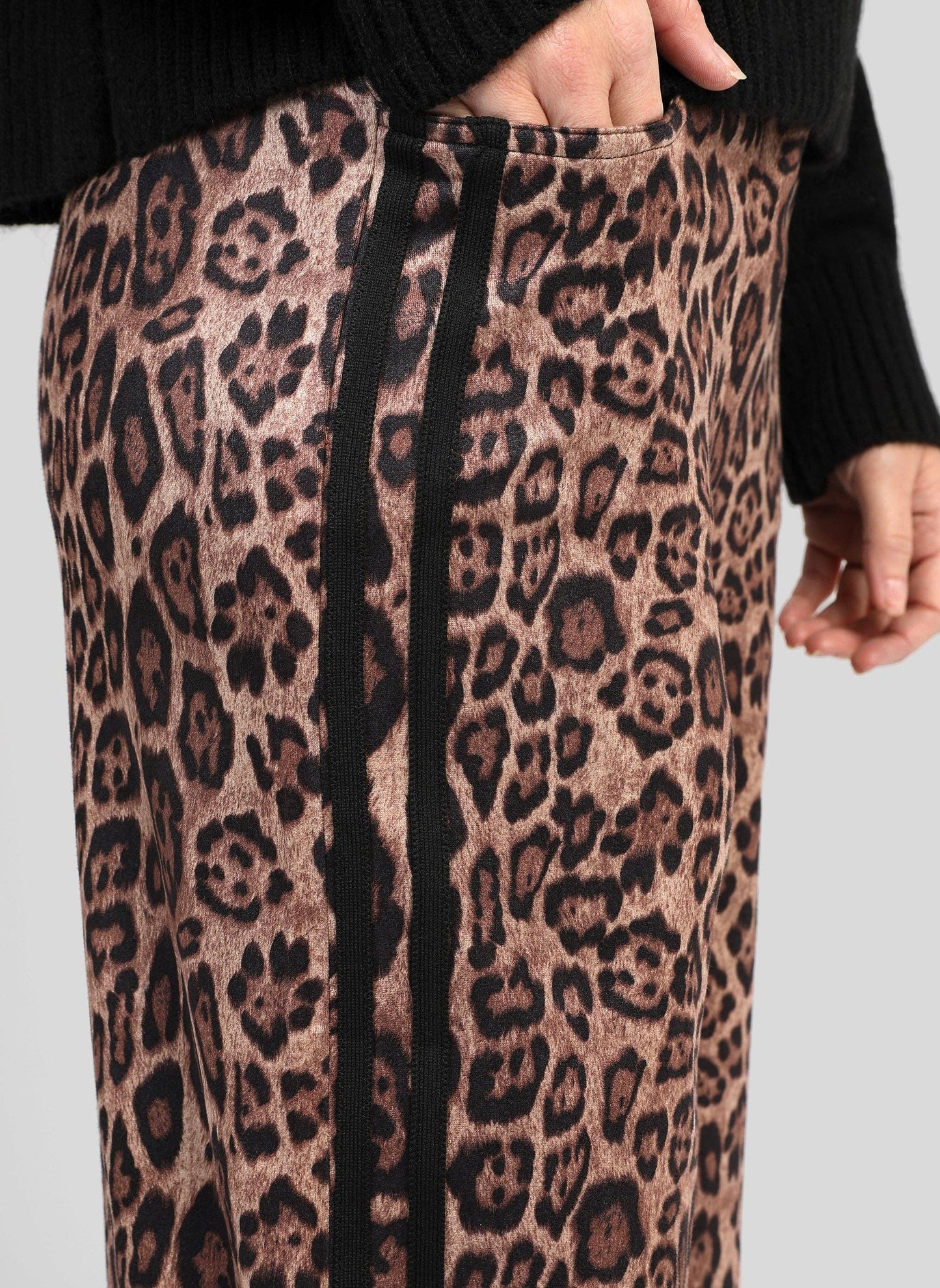 Pantaloni a zampa animalier vita alta