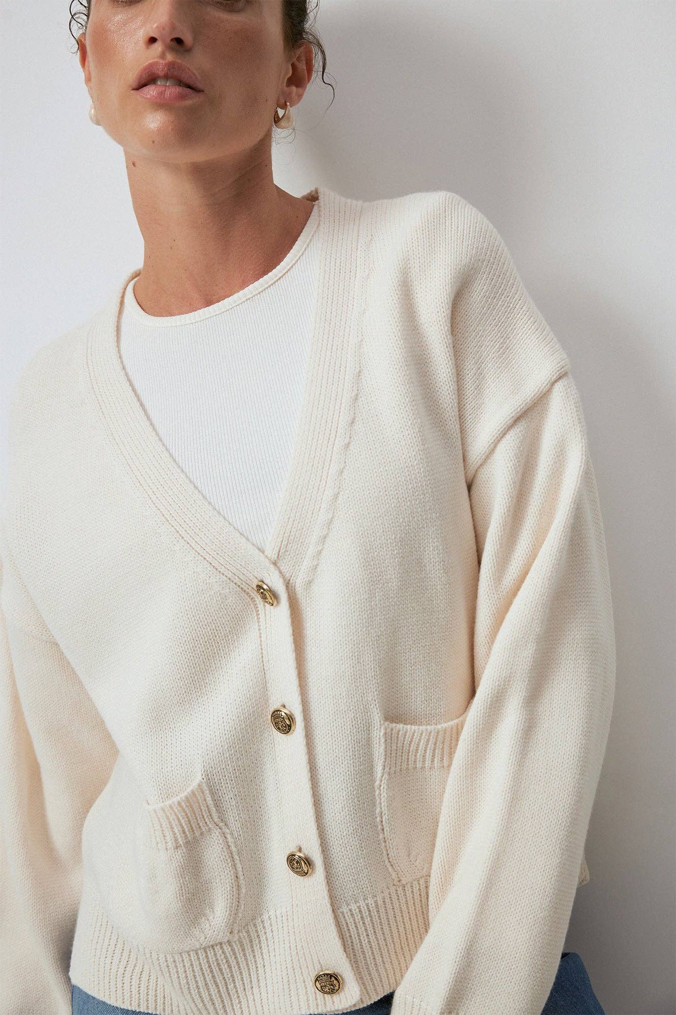 Cardigan in maglia crema con tasche e bottoni