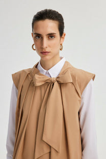 Abito maxi plissettato con collo annodato beige