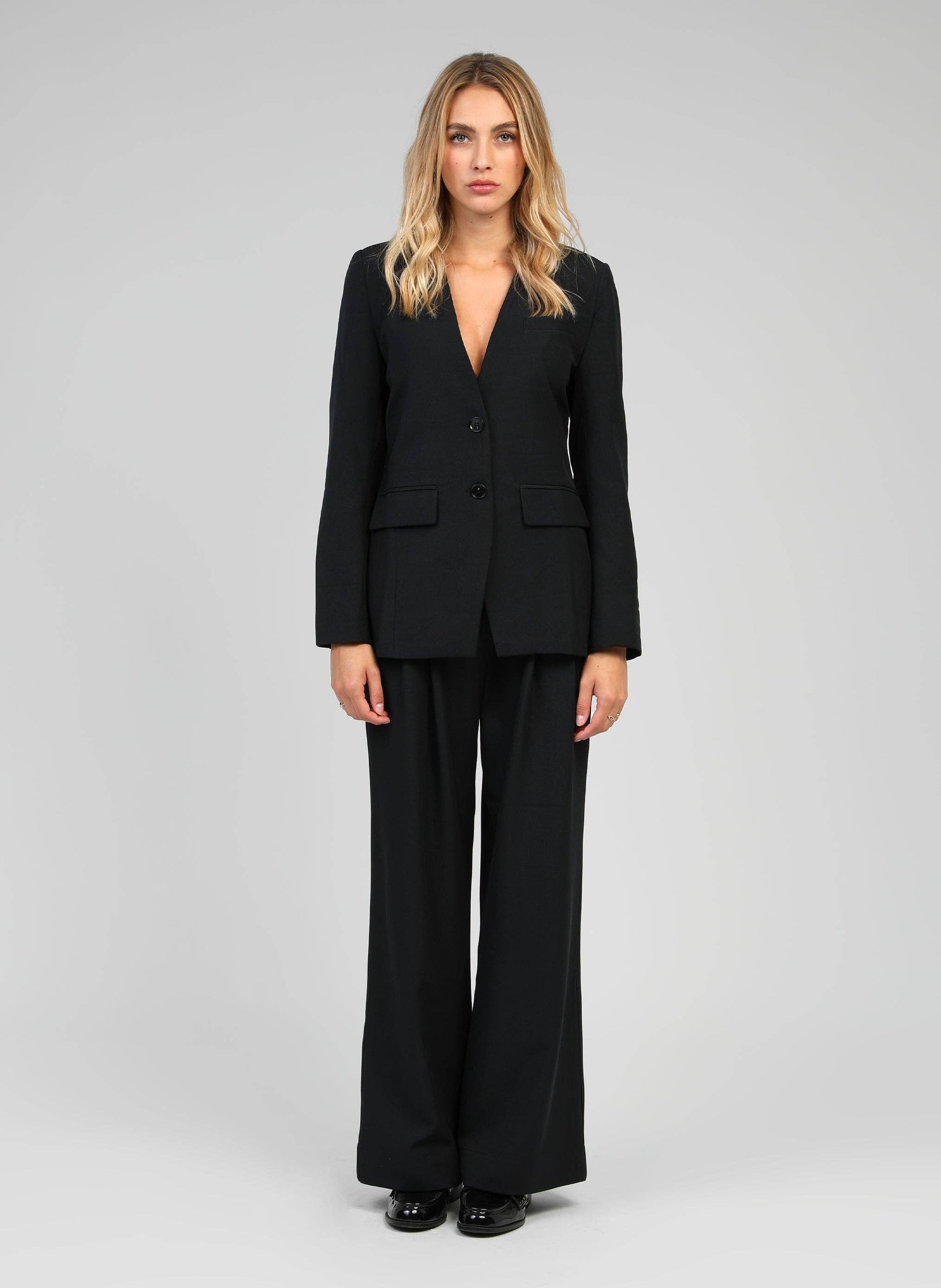 Blazer nero aderente con scollo a V