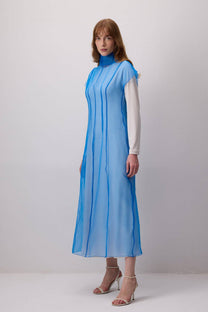 Abito lungo in maglia con sovrapposizione in organza trasparente blu