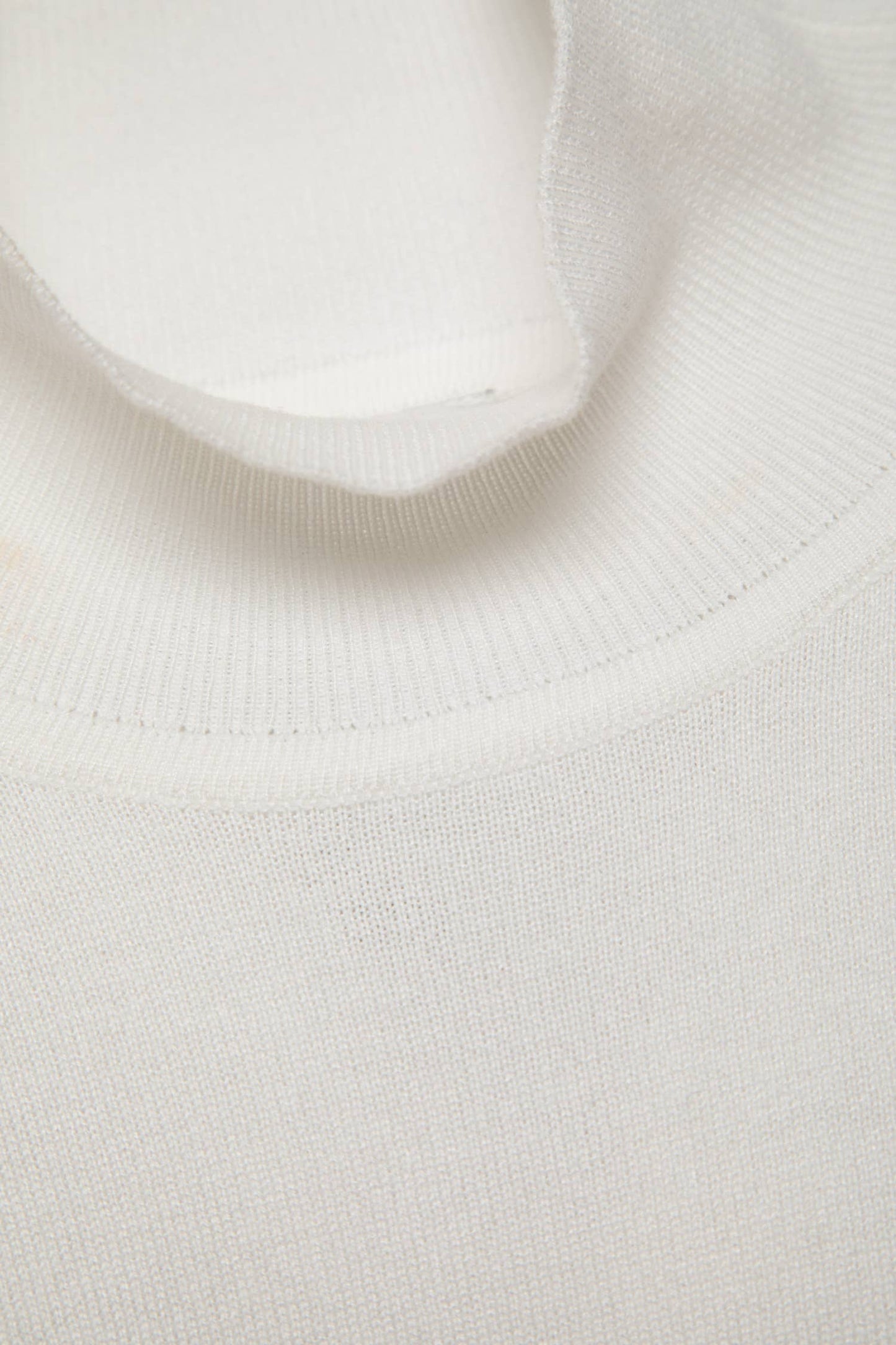 Maglione in maglia rasata con maniche a tre quarti e collo alto