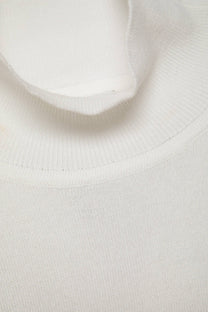 Maglione in maglia rasata con maniche a tre quarti e collo alto