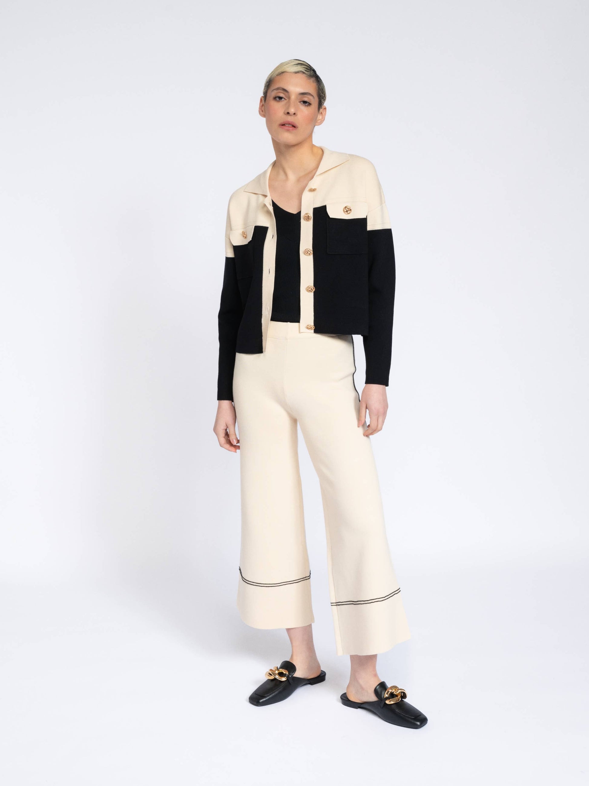 Pantaloni cropped off-white a gamba ampia