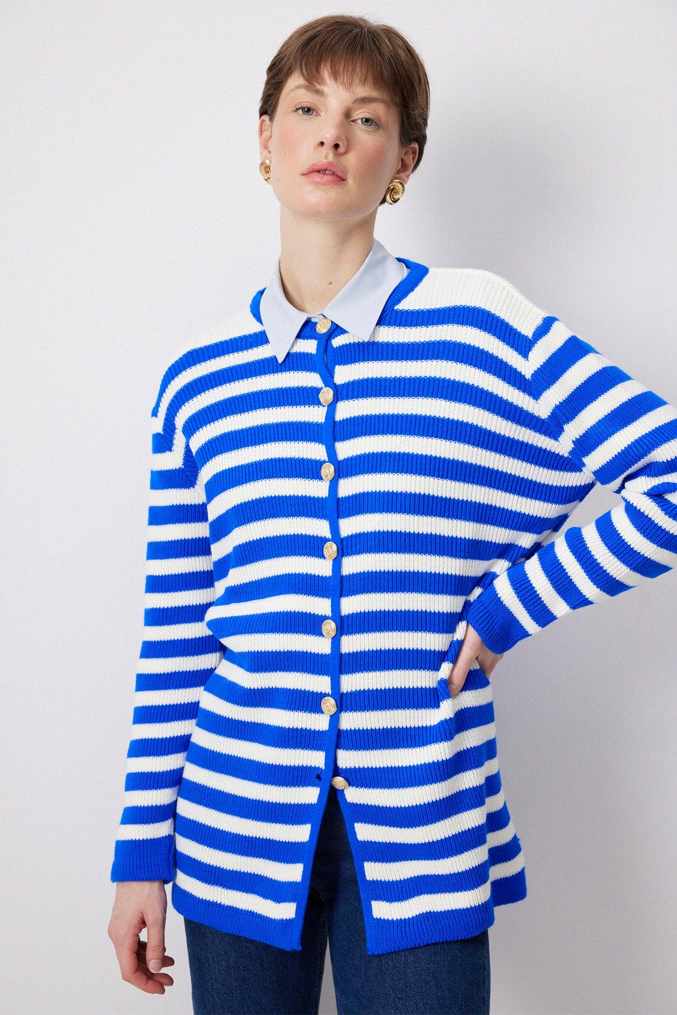 Cardigan lungo a righe con bottoni dorati