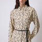 Completo coordinato animalier con camicia e pantaloni a vita alta