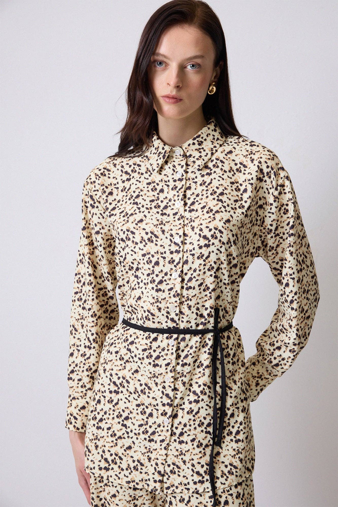 Completo coordinato animalier con camicia e pantaloni a vita alta