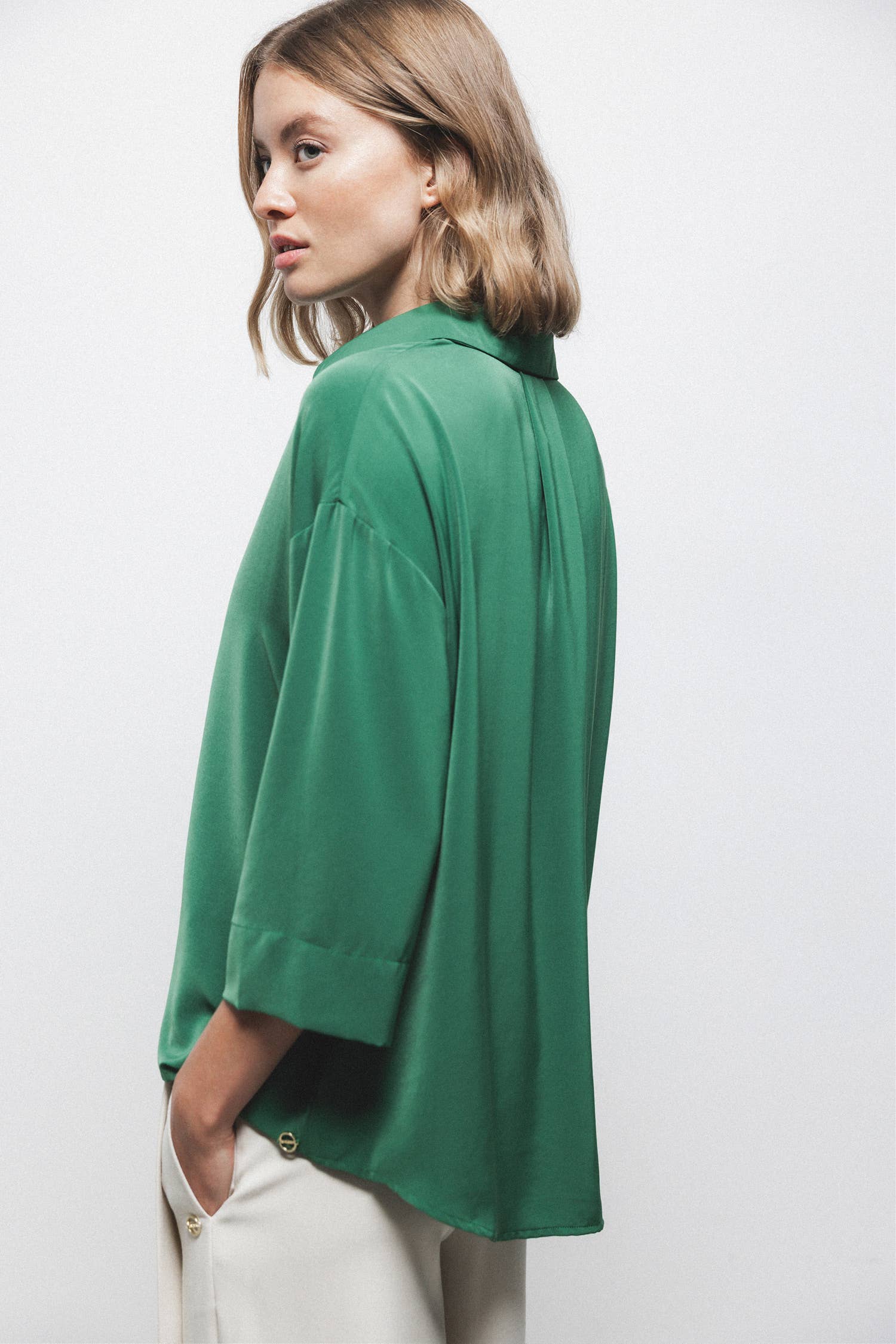 Blusa oversize verde con colletto classico