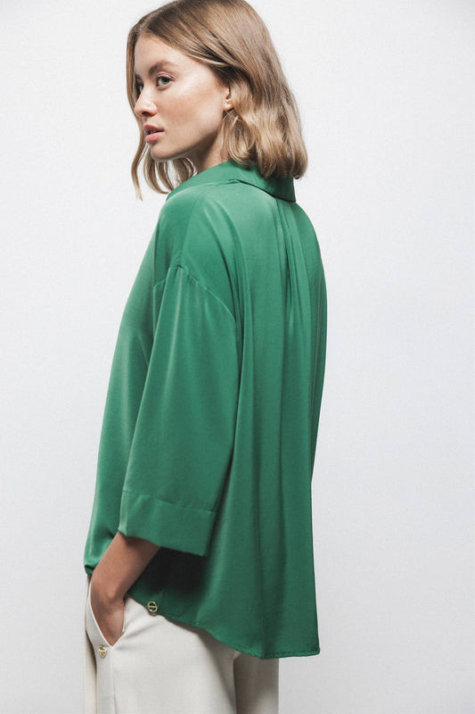 Blusa oversize verde con colletto classico