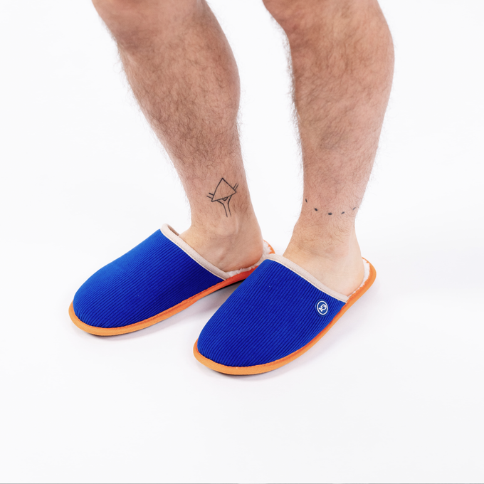 Pantofole in velluto a coste blu elettrico con interno sherpa