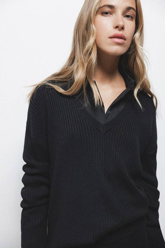 Maglione a coste con scollo a V