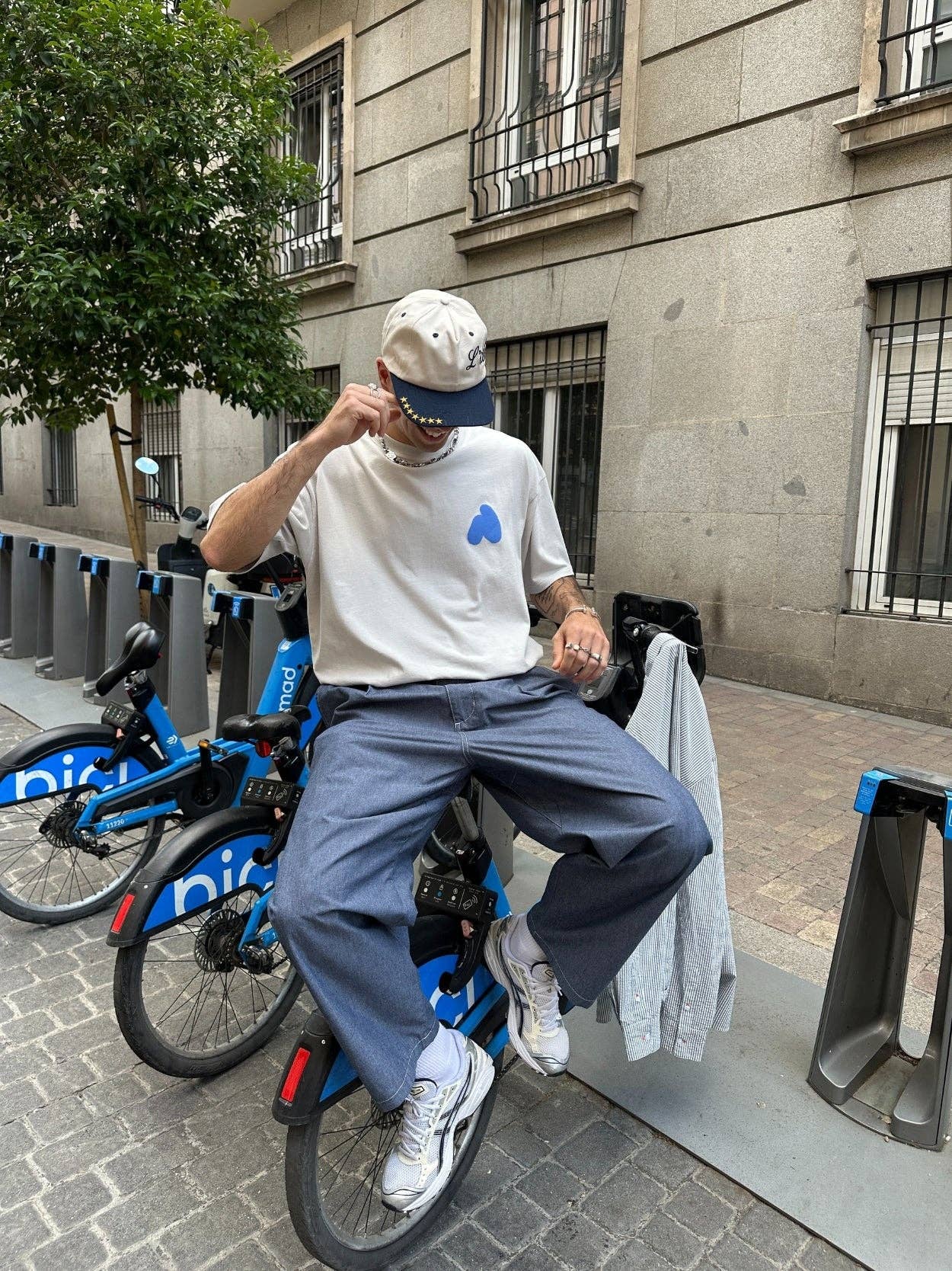 T-shirt oversize grigia con stampa spray