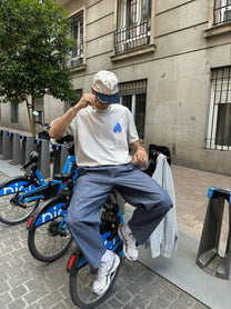T-shirt oversize grigia con stampa spray