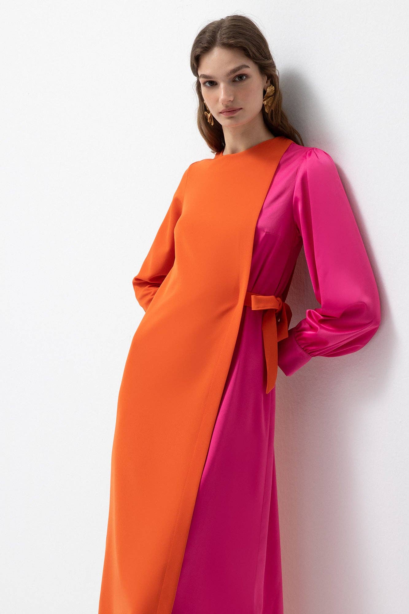 Abito lungo color block con fiocco laterale