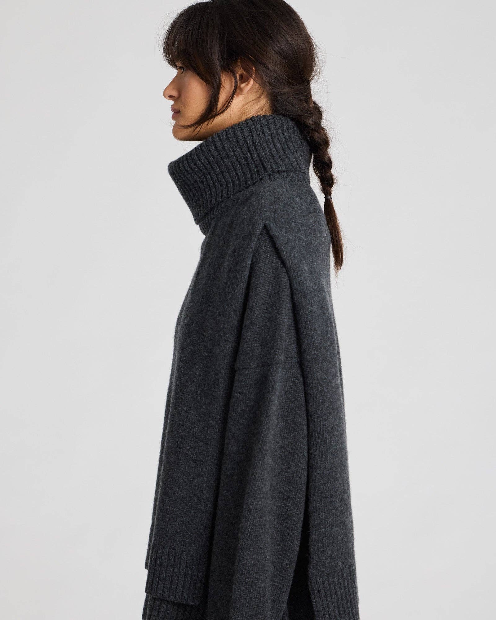 Maglione dolcevita oversize in lana d’agnello grigio scuro mélange
