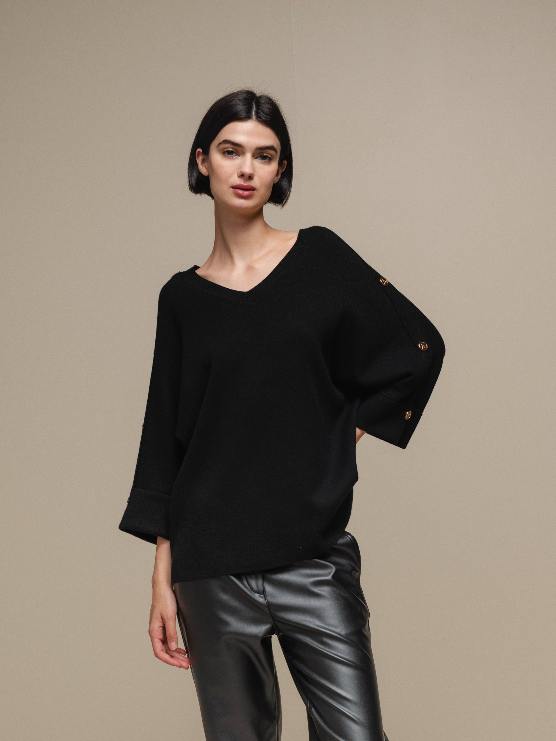 Maglione oversize con scollo a V e bottoni gioiello