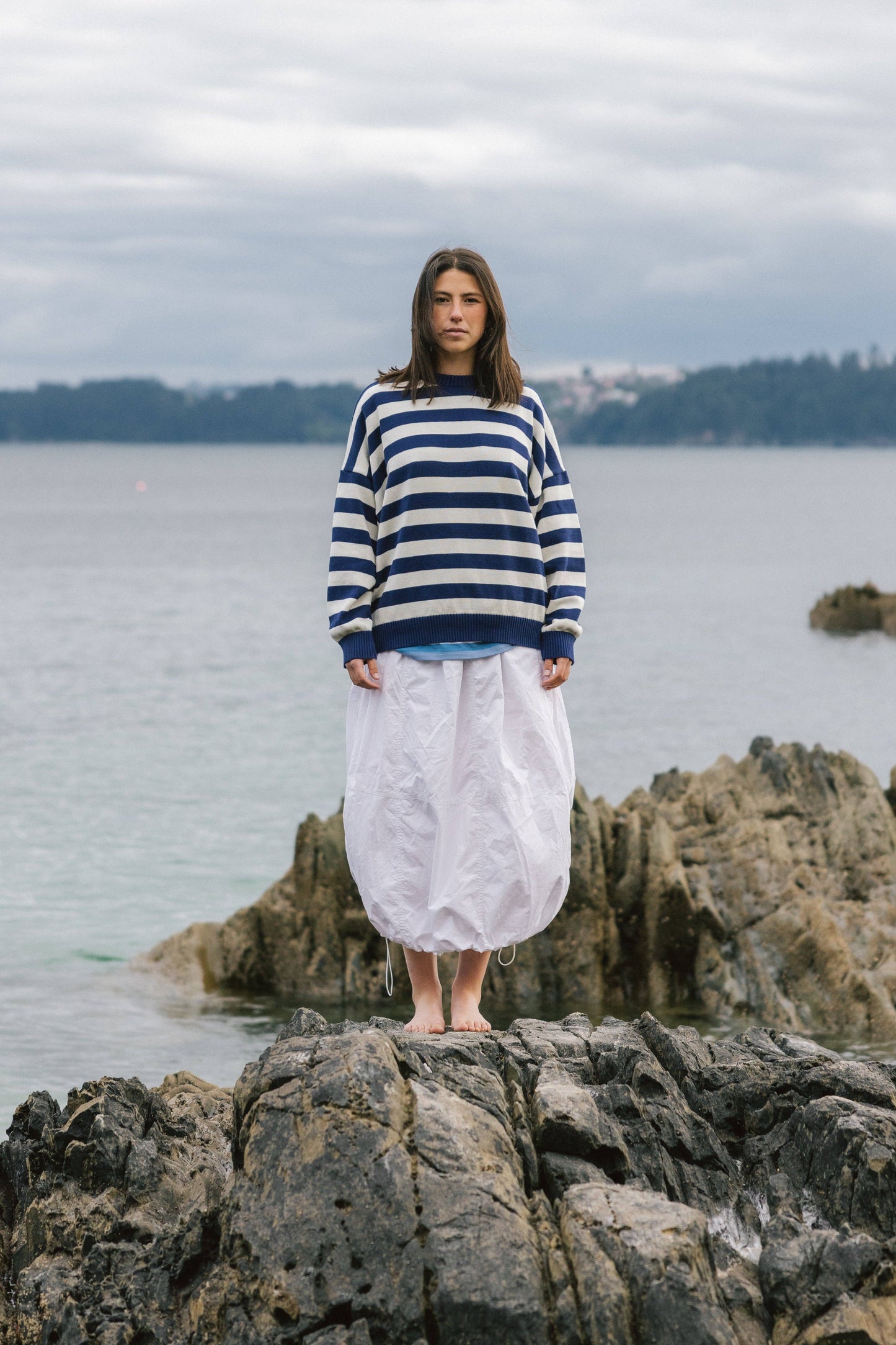 Maglione a righe navy in cotone biologico