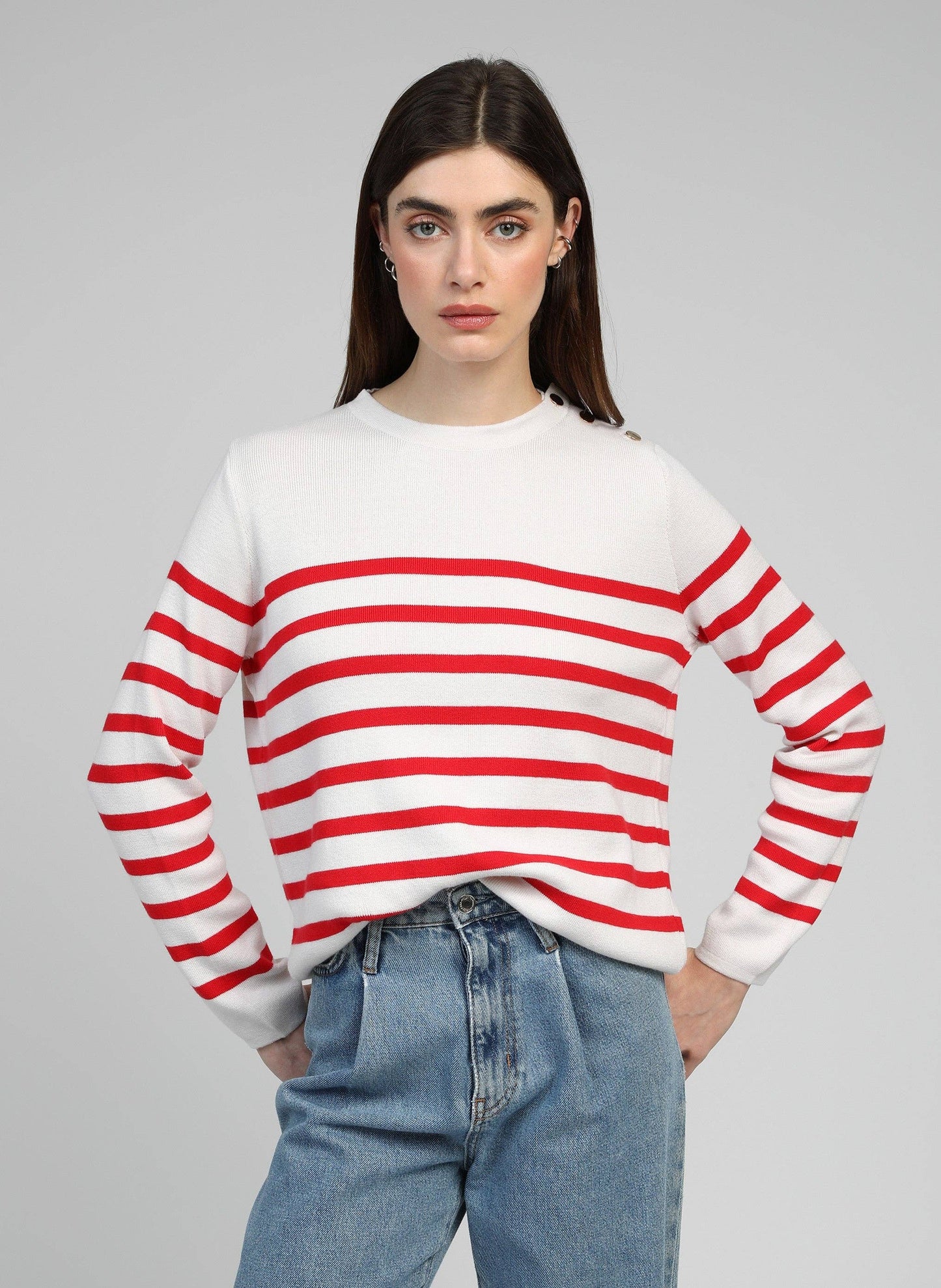 Maglione a righe rosse e bianche con bottoni sulla spalla