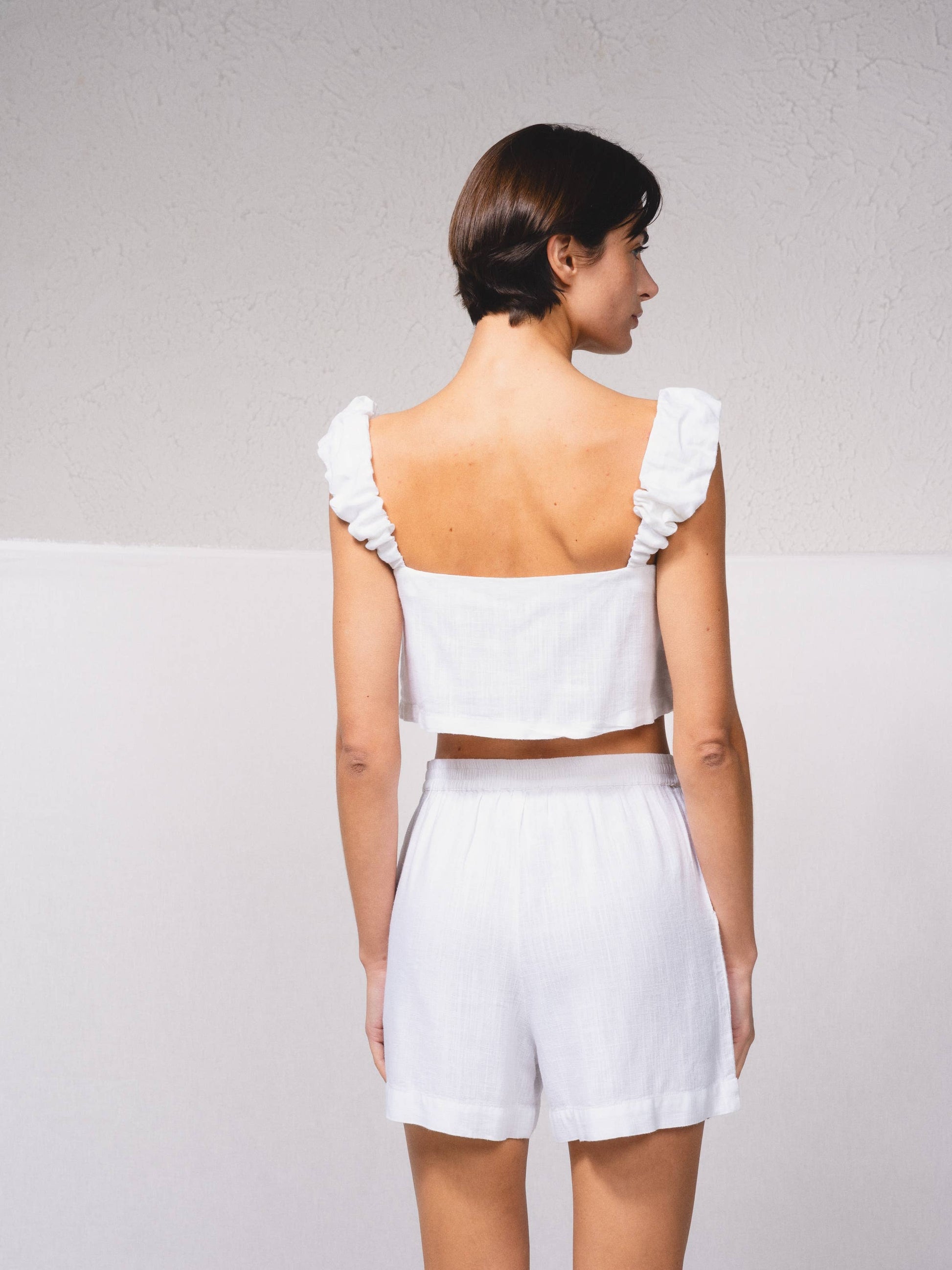 Top corto in lino con spalline arricciate