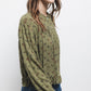 Blusa floreale con bottoni e maniche a palloncino