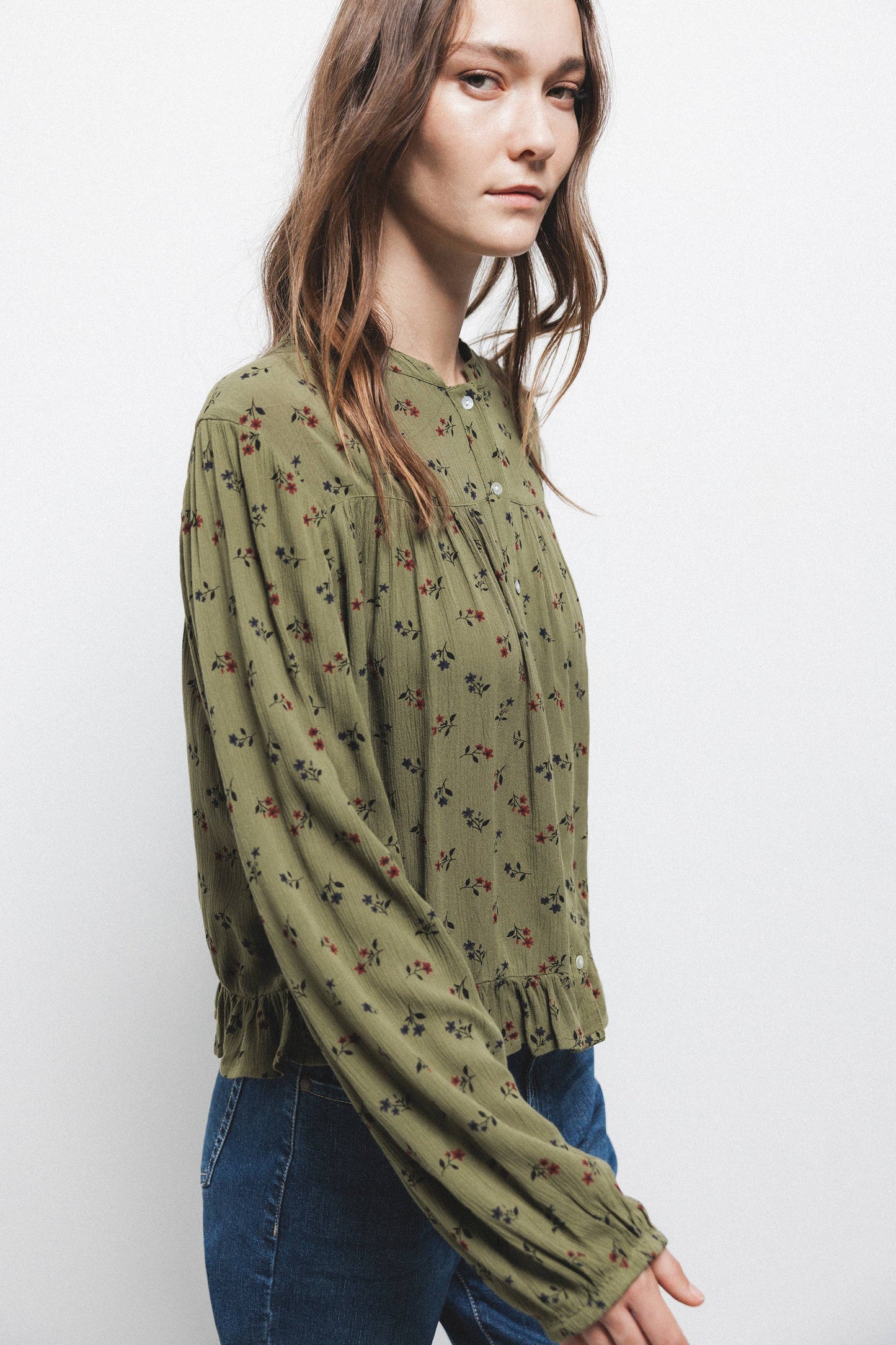 Blusa floreale con bottoni e maniche a palloncino
