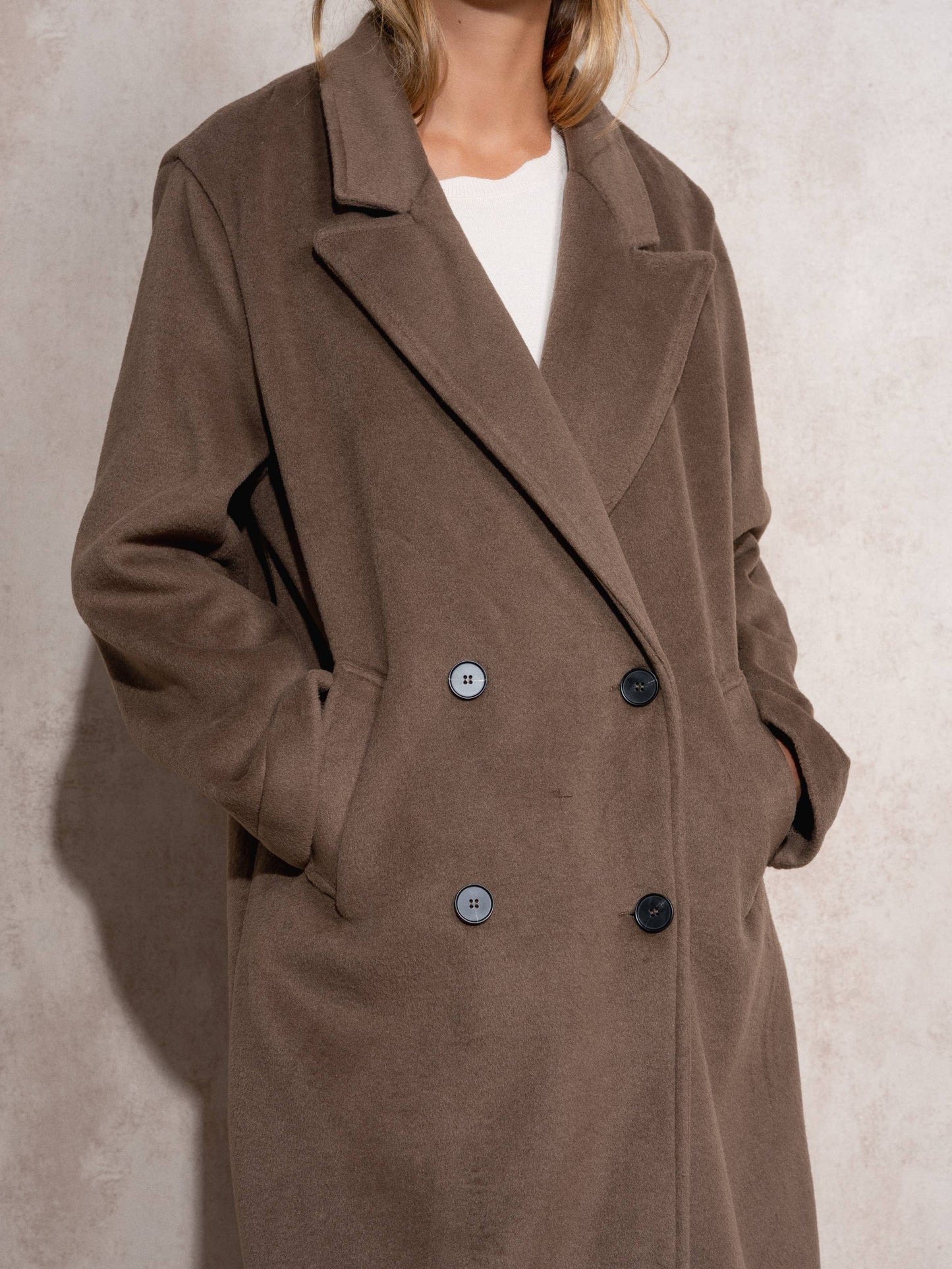 Cappotto lungo doppiopetto con revers