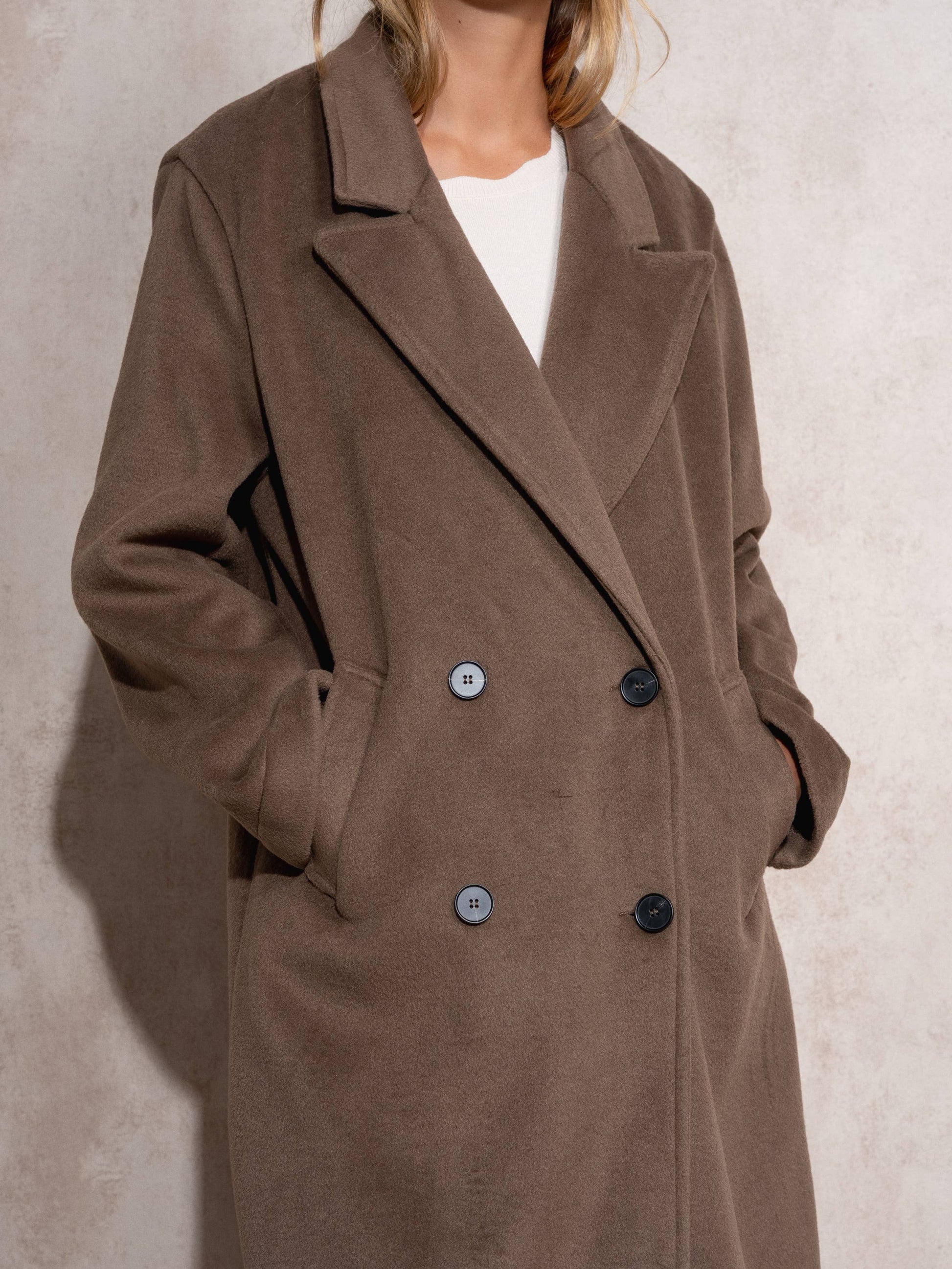 Cappotto lungo doppiopetto con revers