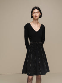 Abito in maglia con scollo a V e borchie