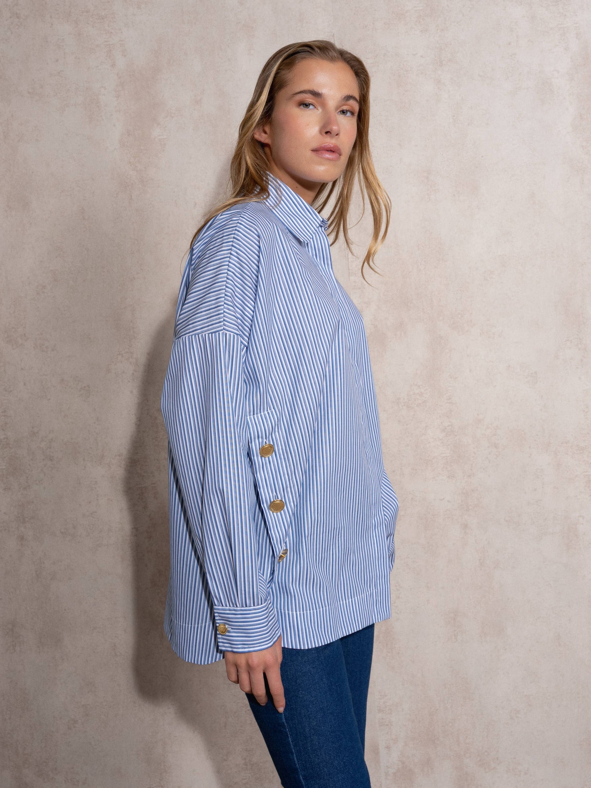Blusa camicia oversize in cotone con bottoni dorati