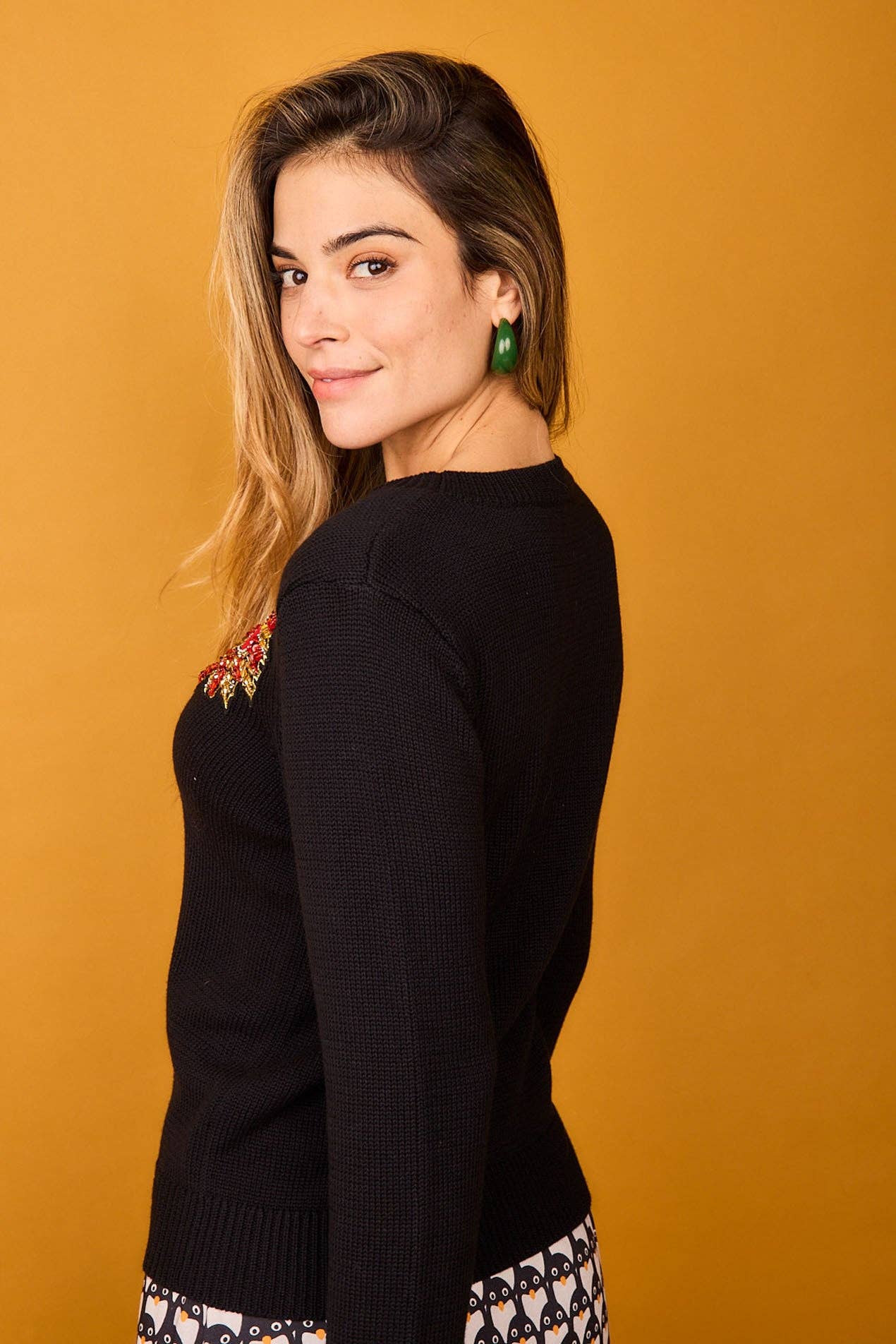 Maglia nera girocollo con cuore ricamato gioiello