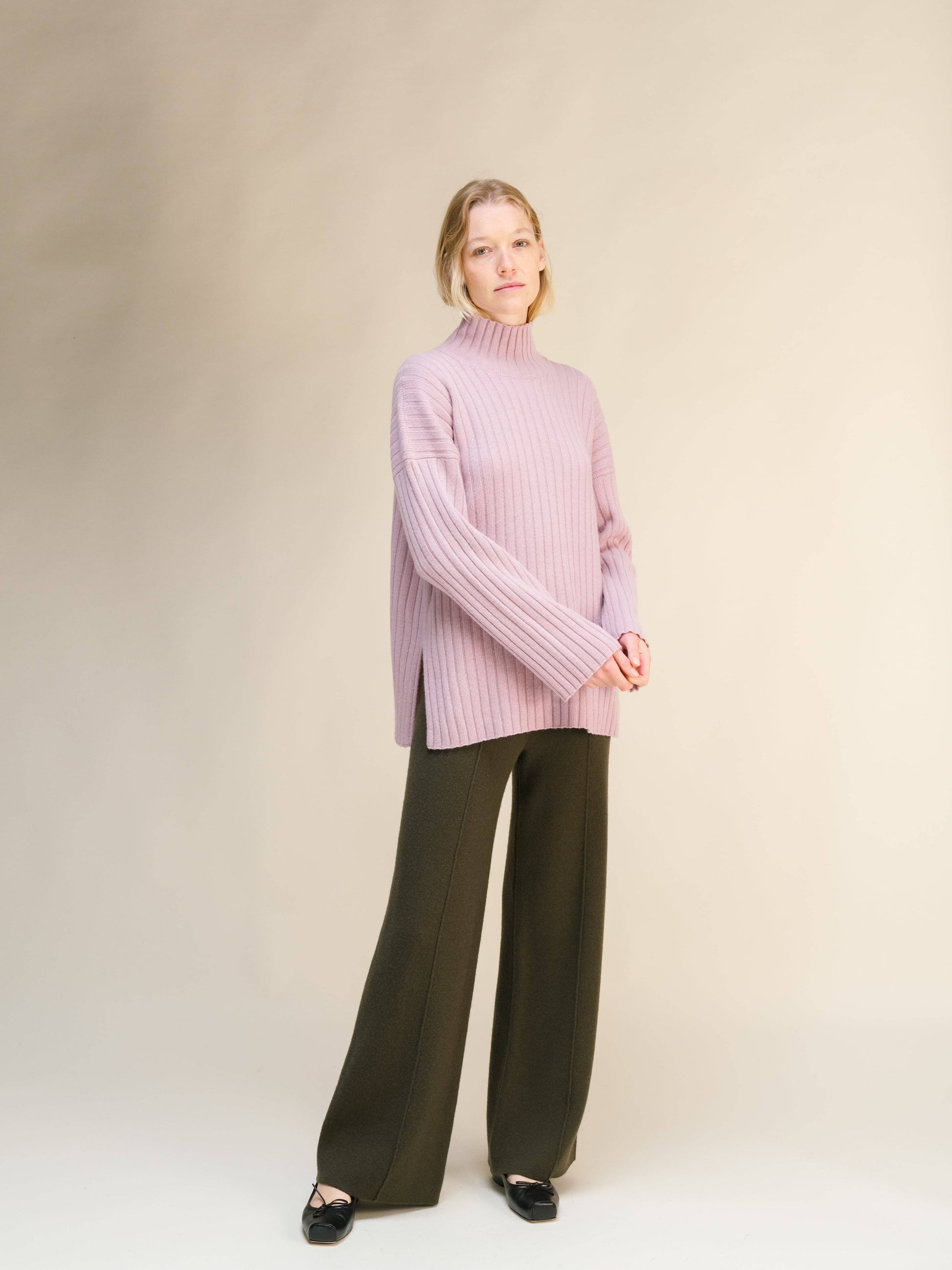 Maglione dolcevita oversize a coste in misto cashmere con spacchi laterali