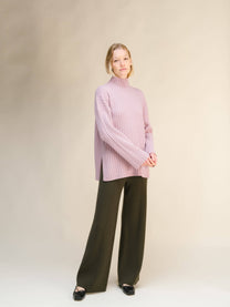 Maglione dolcevita oversize a coste in misto cashmere con spacchi laterali
