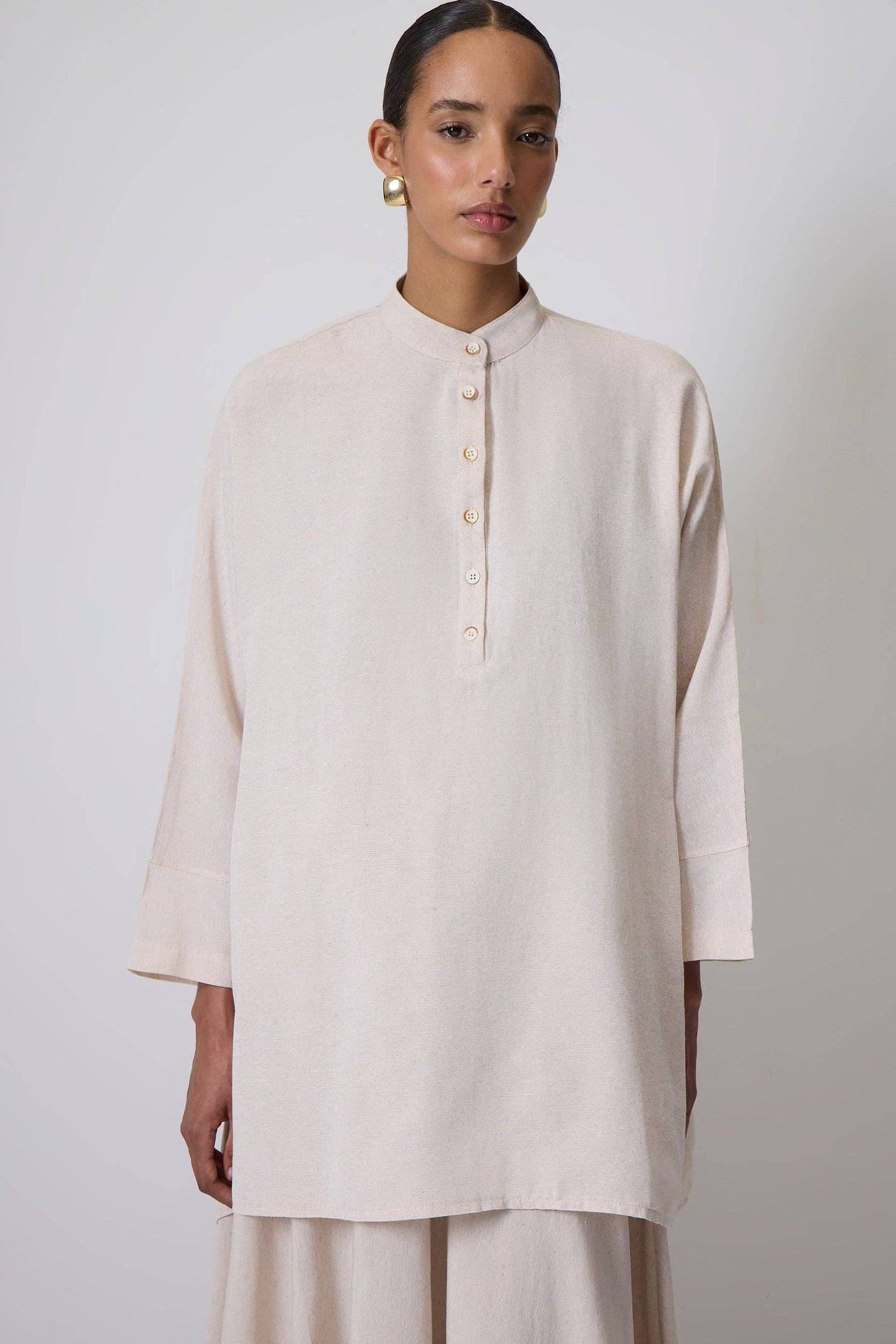 Set tunica Henley minimal e gonna lunga in misto cotone beige