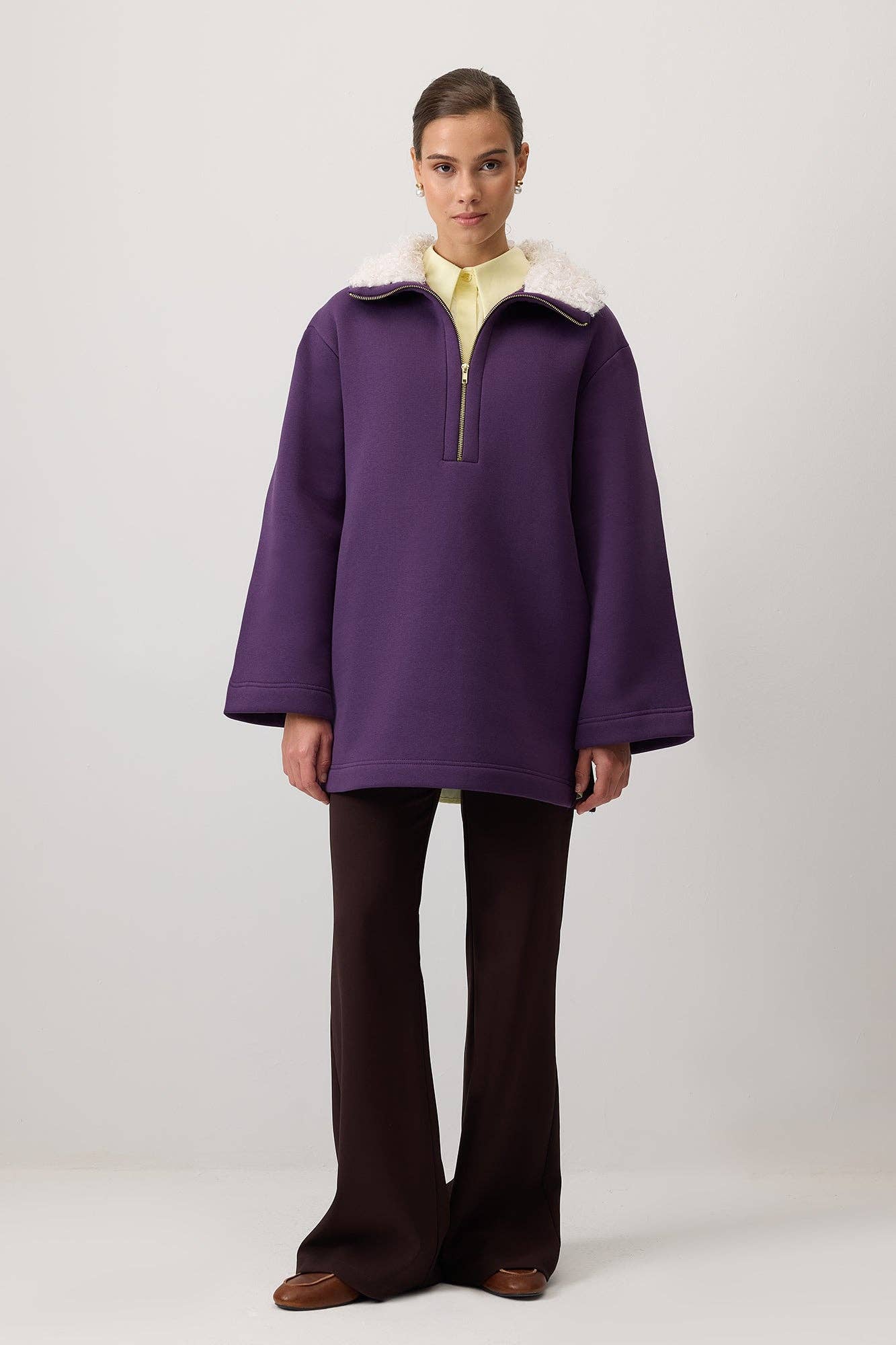 Felpa oversize viola con colletto in pelliccia sintetica